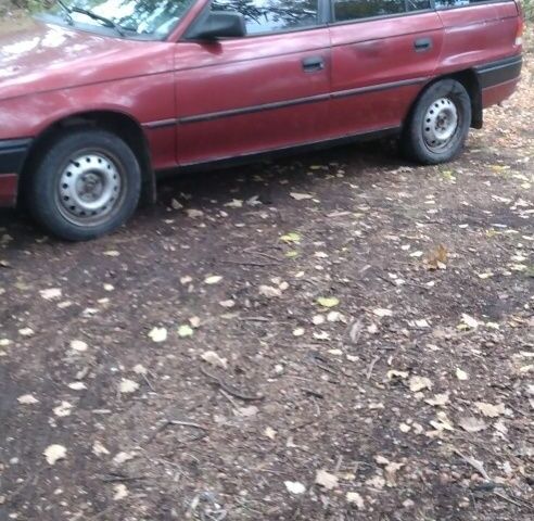 Опель Астра 1997 в Черкассах на Automoto.ua Красный Опель Астра, объемом двигателя 1.4 л и пробегом 257 тыс. км за 1097 $, фото 3 на Automoto.ua