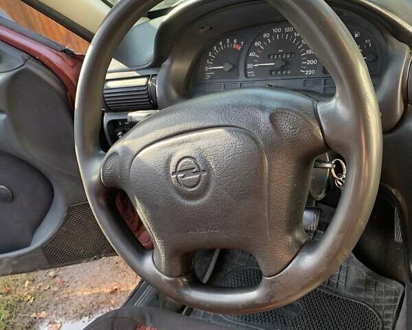 Красный Опель Астра, объемом двигателя 1.6 л и пробегом 391 тыс. км за 2700 $, фото 4 на Automoto.ua