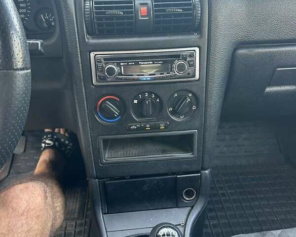 Красный Опель Астра, объемом двигателя 1.6 л и пробегом 250 тыс. км за 2700 $, фото 4 на Automoto.ua