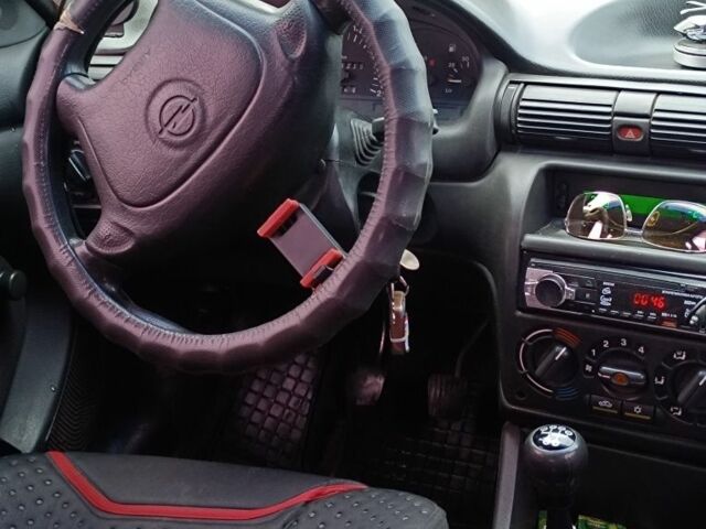 Красный Опель Астра, объемом двигателя 1.6 л и пробегом 400 тыс. км за 2000 $, фото 5 на Automoto.ua