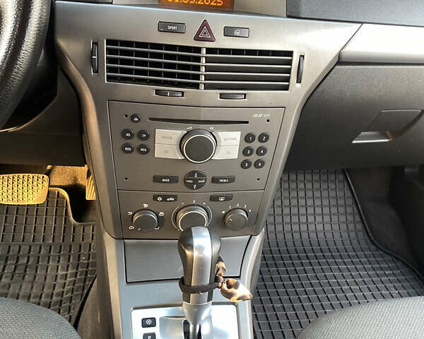 Красный Опель Астра, объемом двигателя 1.9 л и пробегом 295 тыс. км за 6000 $, фото 18 на Automoto.ua