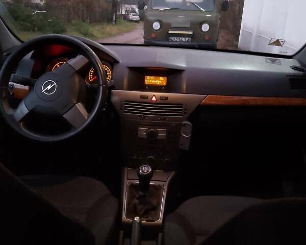 Червоний Опель Астра, об'ємом двигуна 1.69 л та пробігом 320 тис. км за 3000 $, фото 2 на Automoto.ua