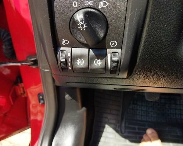 Красный Опель Астра, объемом двигателя 1.6 л и пробегом 398 тыс. км за 3500 $, фото 4 на Automoto.ua