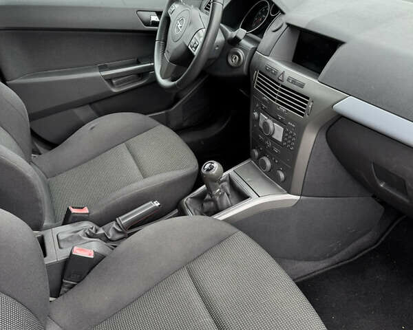 Красный Опель Астра, объемом двигателя 1.8 л и пробегом 204 тыс. км за 4750 $, фото 6 на Automoto.ua