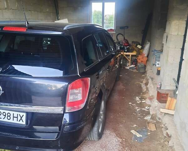 Красный Опель Астра, объемом двигателя 1.6 л и пробегом 240 тыс. км за 5200 $, фото 1 на Automoto.ua