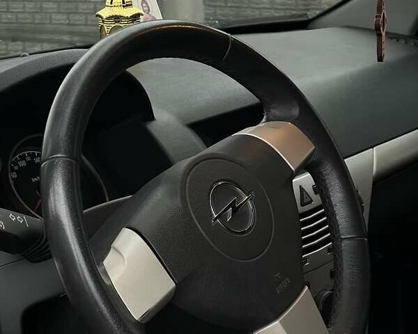 Красный Опель Астра, объемом двигателя 1.8 л и пробегом 219 тыс. км за 4800 $, фото 2 на Automoto.ua