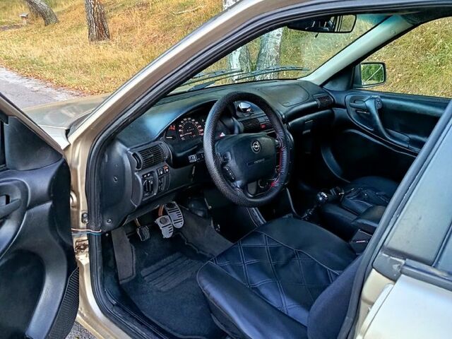 Опель Астра, объемом двигателя 1.6 л и пробегом 250 тыс. км за 3000 $, фото 3 на Automoto.ua
