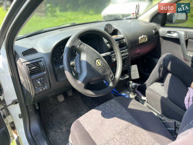 Опель Астра, объемом двигателя 2 л и пробегом 300 тыс. км за 2100 $, фото 7 на Automoto.ua