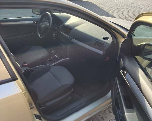 Желтый Опель Астра, объемом двигателя 1.6 л и пробегом 252 тыс. км за 4000 $, фото 6 на Automoto.ua