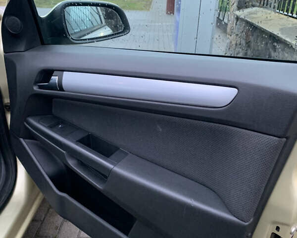 Желтый Опель Астра, объемом двигателя 1.6 л и пробегом 253 тыс. км за 3900 $, фото 16 на Automoto.ua