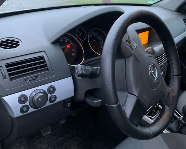 Желтый Опель Астра, объемом двигателя 1.6 л и пробегом 253 тыс. км за 3900 $, фото 11 на Automoto.ua