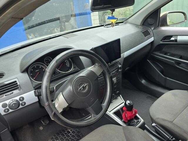 Желтый Опель Астра, объемом двигателя 1.7 л и пробегом 390 тыс. км за 4200 $, фото 5 на Automoto.ua