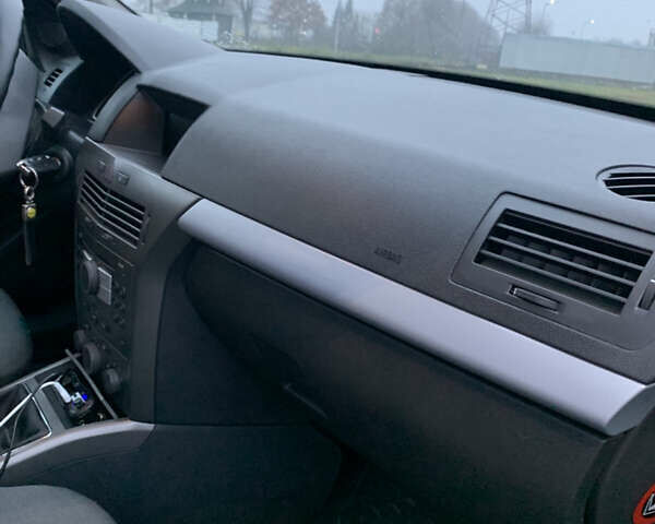 Желтый Опель Астра, объемом двигателя 1.6 л и пробегом 253 тыс. км за 3900 $, фото 13 на Automoto.ua