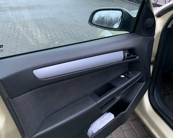 Желтый Опель Астра, объемом двигателя 1.6 л и пробегом 253 тыс. км за 3900 $, фото 15 на Automoto.ua