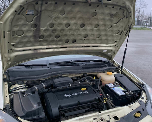 Желтый Опель Астра, объемом двигателя 1.6 л и пробегом 253 тыс. км за 3900 $, фото 6 на Automoto.ua