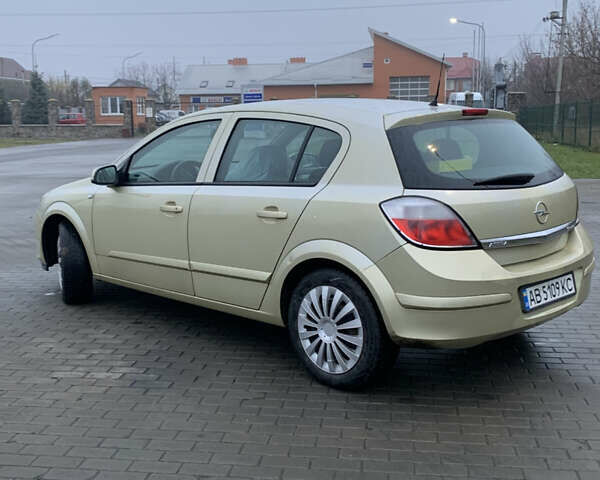 Желтый Опель Астра, объемом двигателя 1.6 л и пробегом 253 тыс. км за 3900 $, фото 2 на Automoto.ua