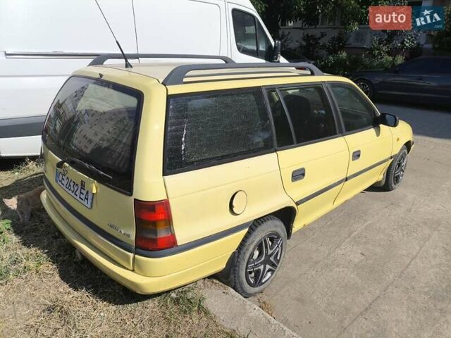 Желтый Опель Астра, объемом двигателя 1.8 л и пробегом 300 тыс. км за 1100 $, фото 3 на Automoto.ua