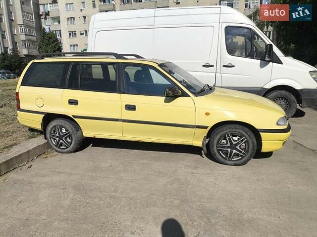 Желтый Опель Астра, объемом двигателя 1.8 л и пробегом 300 тыс. км за 1100 $, фото 2 на Automoto.ua