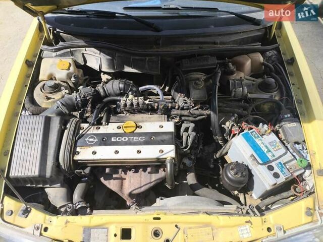 Желтый Опель Астра, объемом двигателя 1.8 л и пробегом 300 тыс. км за 1100 $, фото 8 на Automoto.ua