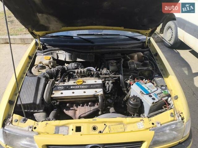 Желтый Опель Астра, объемом двигателя 1.8 л и пробегом 300 тыс. км за 1100 $, фото 7 на Automoto.ua