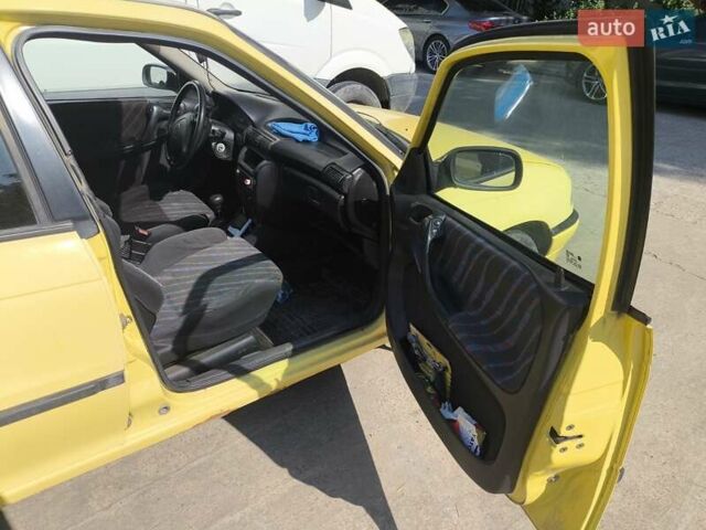 Желтый Опель Астра, объемом двигателя 1.8 л и пробегом 300 тыс. км за 1100 $, фото 11 на Automoto.ua