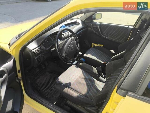 Желтый Опель Астра, объемом двигателя 1.8 л и пробегом 300 тыс. км за 1100 $, фото 9 на Automoto.ua