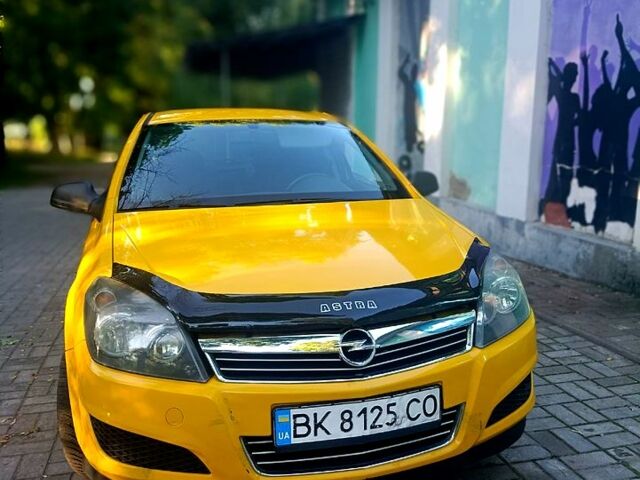 Желтый Опель Астра, объемом двигателя 1.7 л и пробегом 315 тыс. км за 5000 $, фото 1 на Automoto.ua