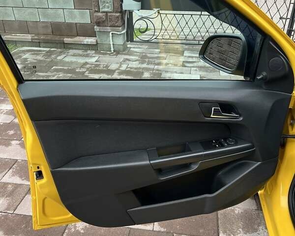 Желтый Опель Астра, объемом двигателя 1.7 л и пробегом 316 тыс. км за 4500 $, фото 11 на Automoto.ua