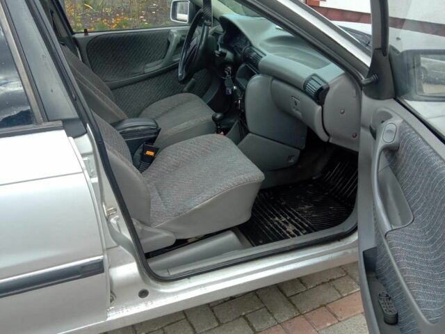 Серый Опель Астра, объемом двигателя 1.6 л и пробегом 350 тыс. км за 900 $, фото 4 на Automoto.ua