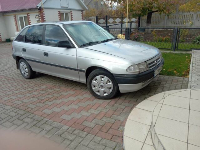 Серый Опель Астра, объемом двигателя 1.6 л и пробегом 350 тыс. км за 900 $, фото 1 на Automoto.ua