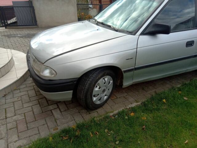 Серый Опель Астра, объемом двигателя 1.6 л и пробегом 350 тыс. км за 900 $, фото 2 на Automoto.ua