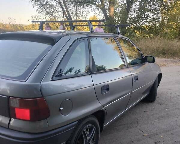 Серый Опель Астра, объемом двигателя 1.6 л и пробегом 320 тыс. км за 3000 $, фото 7 на Automoto.ua