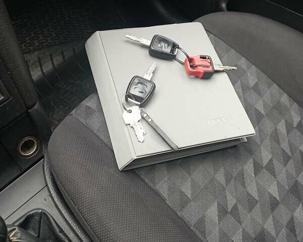 Серый Опель Астра, объемом двигателя 1.6 л и пробегом 193 тыс. км за 3400 $, фото 2 на Automoto.ua