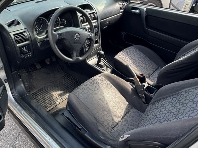 Серый Опель Астра, объемом двигателя 1.6 л и пробегом 276 тыс. км за 1700 $, фото 2 на Automoto.ua