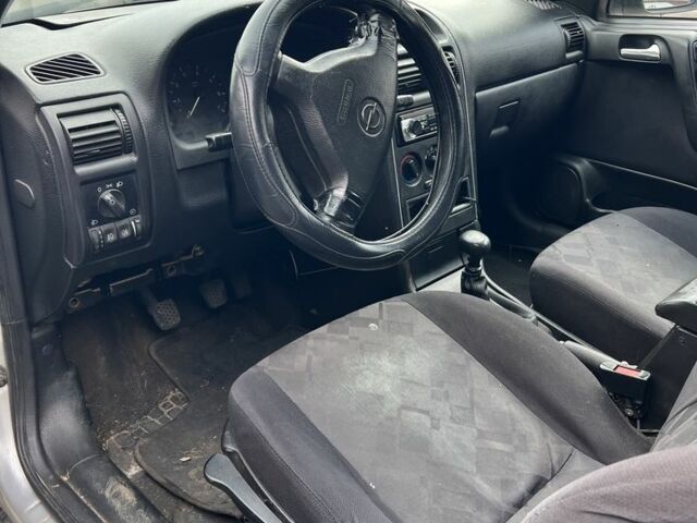 Серый Опель Астра, объемом двигателя 1.6 л и пробегом 368 тыс. км за 1183 $, фото 4 на Automoto.ua