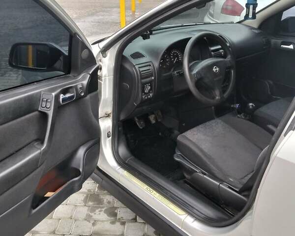 Серый Опель Астра, объемом двигателя 1.6 л и пробегом 270 тыс. км за 3500 $, фото 2 на Automoto.ua