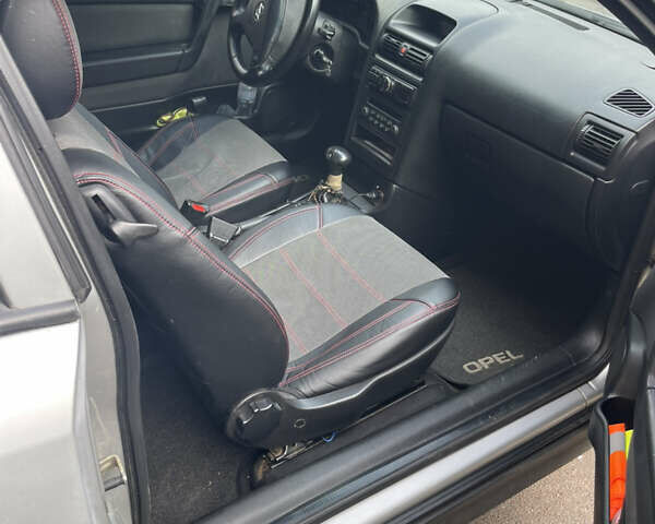 Серый Опель Астра, объемом двигателя 1.6 л и пробегом 257 тыс. км за 3500 $, фото 9 на Automoto.ua