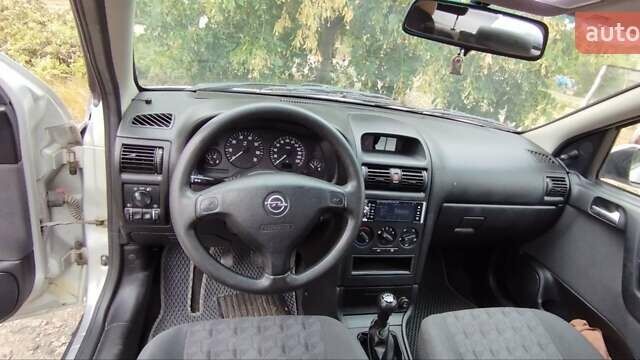 Серый Опель Астра, объемом двигателя 1.6 л и пробегом 239 тыс. км за 3800 $, фото 1 на Automoto.ua