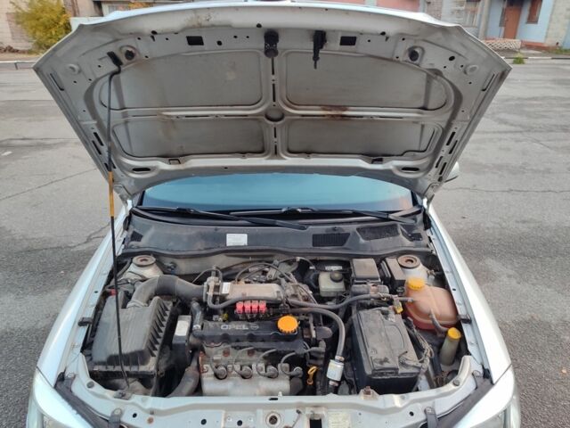 Серый Опель Астра, объемом двигателя 1.6 л и пробегом 288 тыс. км за 3900 $, фото 13 на Automoto.ua