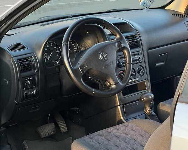 Серый Опель Астра, объемом двигателя 1.6 л и пробегом 242 тыс. км за 3900 $, фото 10 на Automoto.ua