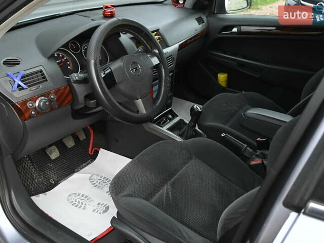 Серый Опель Астра, объемом двигателя 1.6 л и пробегом 188 тыс. км за 4500 $, фото 11 на Automoto.ua