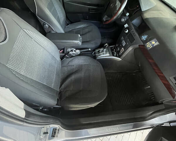 Серый Опель Астра, объемом двигателя 1.6 л и пробегом 260 тыс. км за 4400 $, фото 10 на Automoto.ua