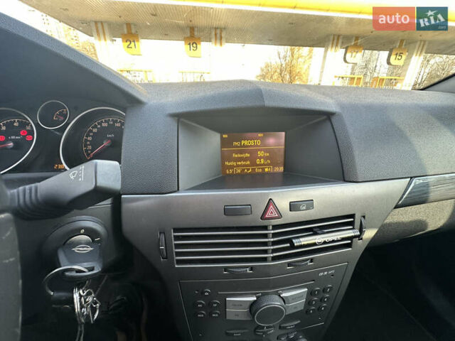 Серый Опель Астра, объемом двигателя 1.6 л и пробегом 238 тыс. км за 4200 $, фото 2 на Automoto.ua