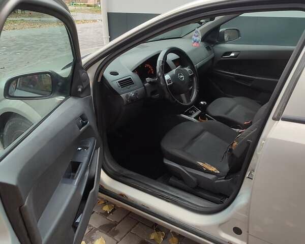 Серый Опель Астра, объемом двигателя 1.6 л и пробегом 252 тыс. км за 3500 $, фото 2 на Automoto.ua