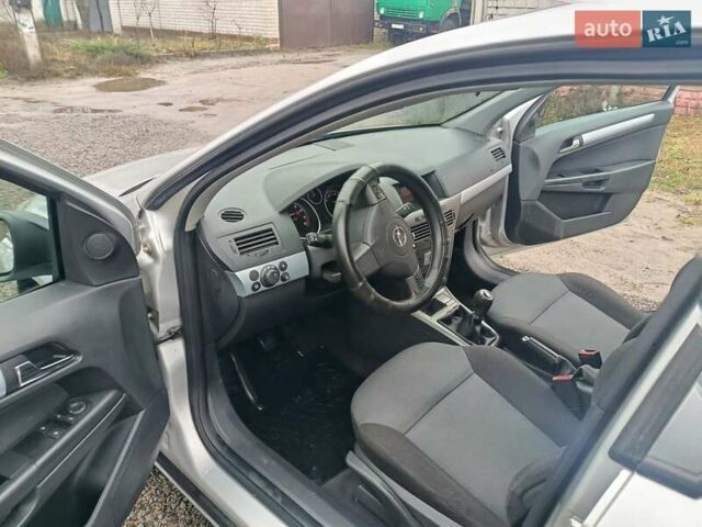 Серый Опель Астра, объемом двигателя 1.6 л и пробегом 251 тыс. км за 4000 $, фото 12 на Automoto.ua