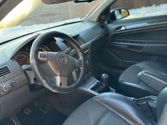 Серый Опель Астра, объемом двигателя 1.6 л и пробегом 280 тыс. км за 3950 $, фото 4 на Automoto.ua