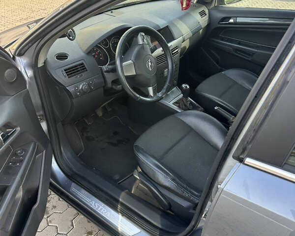 Серый Опель Астра, объемом двигателя 1.6 л и пробегом 238 тыс. км за 4200 $, фото 6 на Automoto.ua