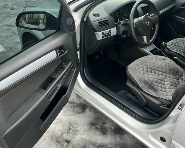 Серый Опель Астра, объемом двигателя 1.6 л и пробегом 270 тыс. км за 5299 $, фото 12 на Automoto.ua