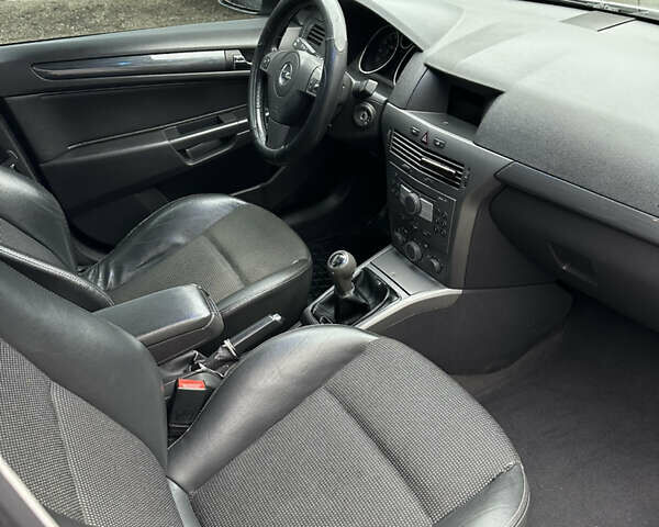 Серый Опель Астра, объемом двигателя 1.6 л и пробегом 280 тыс. км за 4100 $, фото 8 на Automoto.ua