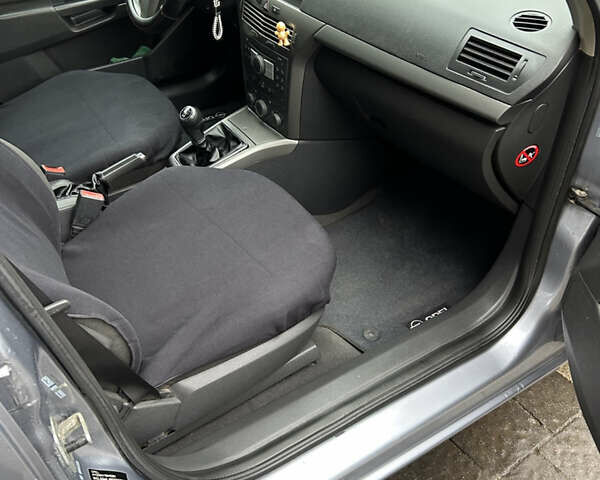 Серый Опель Астра, объемом двигателя 1.6 л и пробегом 190 тыс. км за 4100 $, фото 16 на Automoto.ua